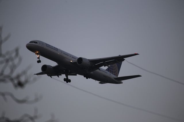 Boeing 757-200 (N528UA)