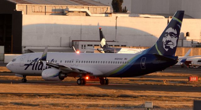 Boeing 737-800 (N581AS)