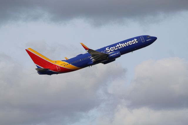 Boeing 737-800 (N8642E) - Southwest Airlines (WN) N8642E B737-8H4 [cn42525]br /Fort Lauderdale (FLL). Southwest Airlines flight WN296 departs runway 10L for the evening flight to Baltimore/Washington International Thurgood Marshall (BWI).br /Taken from Hibiscus/Terminal 1 car park roof level br /br /2018 12 25br /https://alphayankee.smugmug.com/Airlines-and-Airliners-Portfolio/Airlines/AmericasAirlines/Southwest-Airlines-WN/