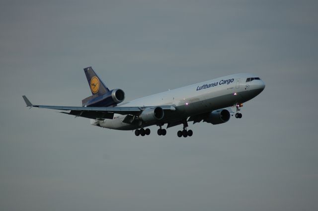 Boeing MD-11 (D-ALCI) - short final for 36R at KCVG