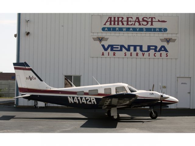 Piper Seneca (N4142R) - A very nice, modern Seneca V.