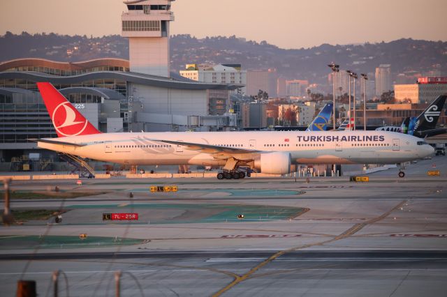 BOEING 777-300ER (TC-JJM)