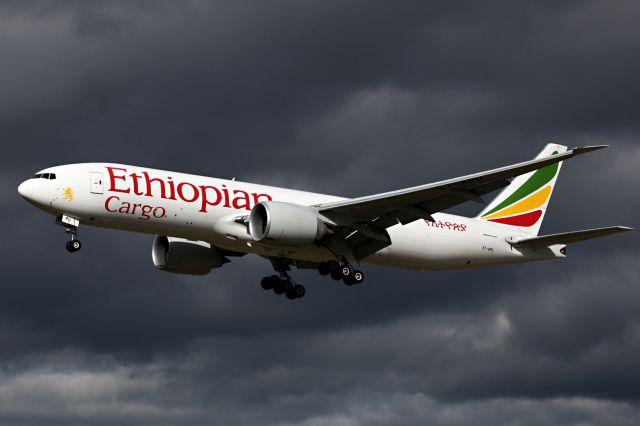 BOEING 777-200LR (ET-APU)