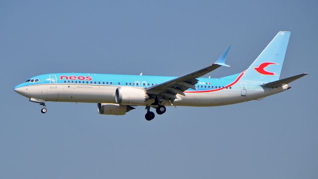 Boeing 737 MAX 8 (EI-RZB) - CAG-PRG