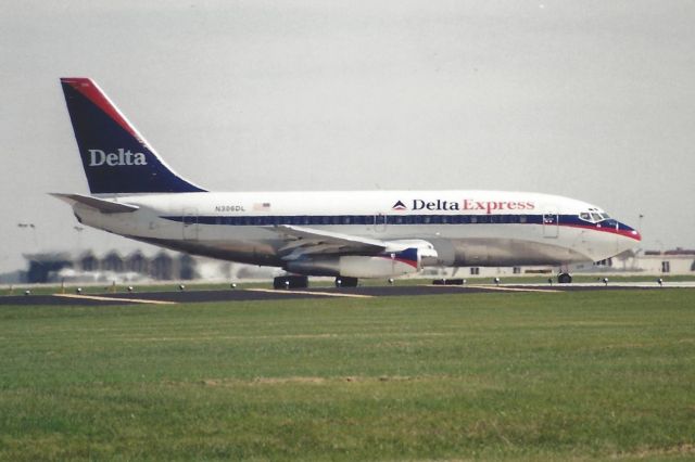 Boeing 737-200 (N306DL)