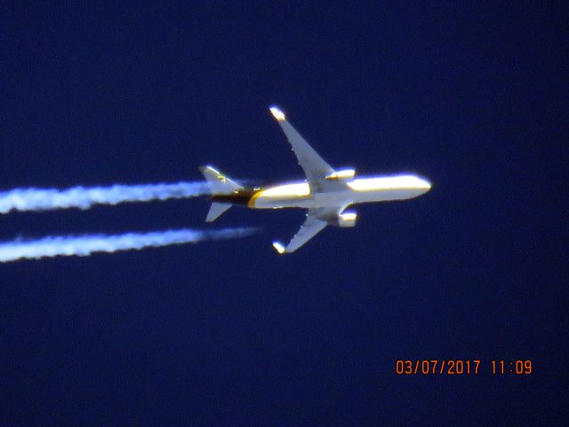 BOEING 767-300 (N327UP)