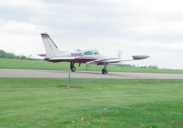 Cessna 310 (N1914G) - Taxiing to 27 on 4/30/09