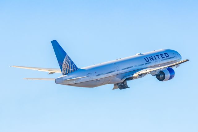 Boeing 777-200 (N216UA) - A United Airlines 777-200 taking off from PHX on 1/23/23. Taken with a Canon R7 and Tamron 150-600 G2 lens.