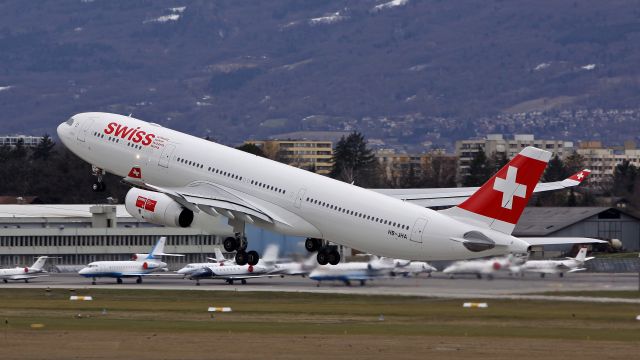 Airbus A330-300 (HB-JHA) - Take-off rnw 22/04.