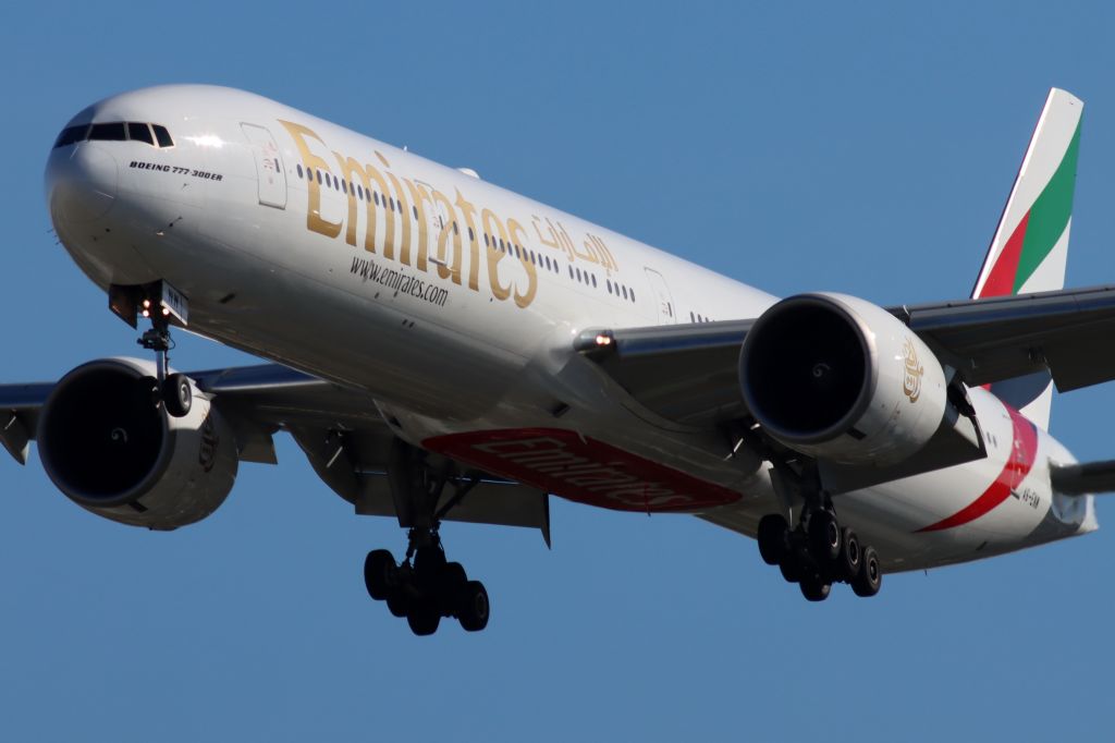 BOEING 777-300ER (A6-ENW)