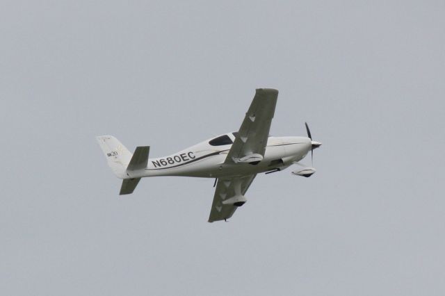 Cirrus SR-20 (N680EC)