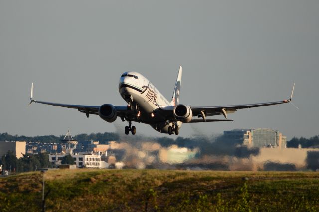 Boeing 737-800 (N587AS) - Take-off RWY 1