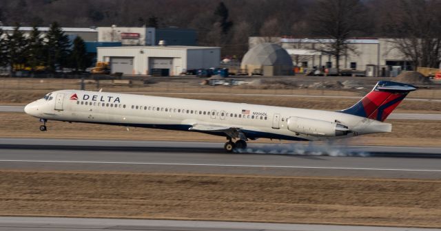 McDonnell Douglas MD-88 (N906DL) - Taken from the north side of the parking garage, landing 28R