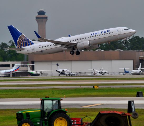 Boeing 737-800 (N37281)