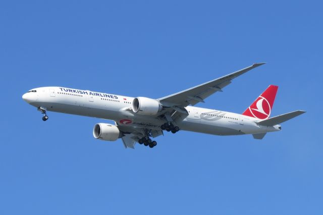 BOEING 777-300ER (TC-LJC)