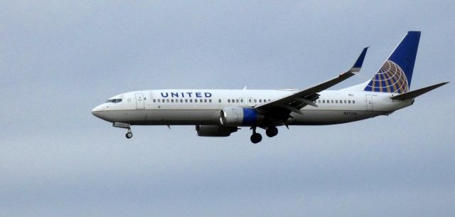 Boeing 737-800 (N27246) - On short final is this 1999 United Airlines Boeing 737-824 in the Winter of 2023.