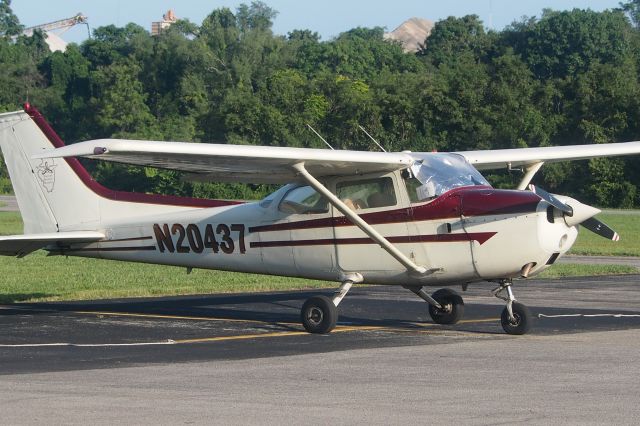 Cessna Skyhawk (N20437)