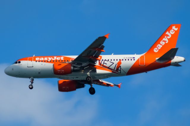 Airbus A319 (G-EZDW) - easyJet Venezia special livery jet arriving into Barcelona on a lovely summer morning