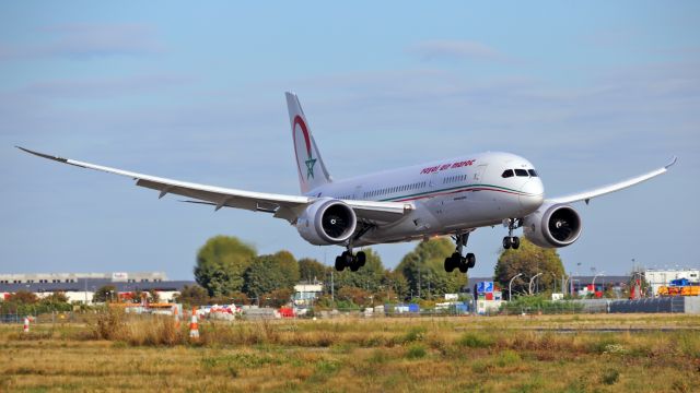 Boeing 787-8 (CN-RGT) - Rare landing runway 24/6.