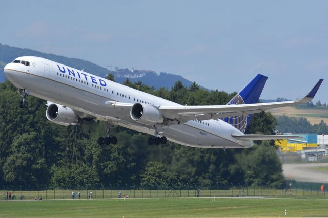 BOEING 767-300 (N666UA)