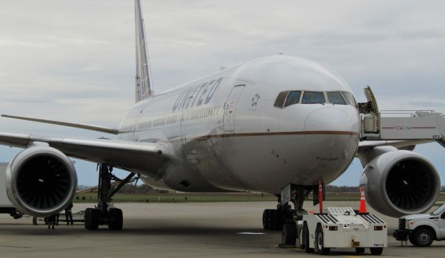 Boeing 777-200 (N791UA) - ******SELECT FULL FOR HD******br /br /br /br /br /br /Kansas City Cheifs charter 777-200 pulling into the ramp in Buffalo, NY!br /br /br /br /br /br /******SELECT FULL FOR HD******