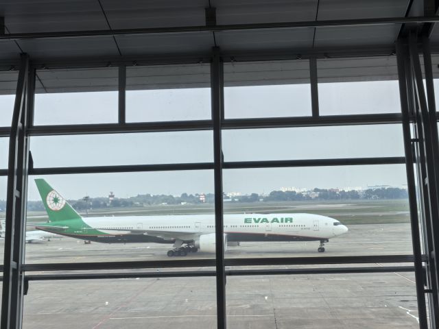 BOEING 777-300ER (B-16736)