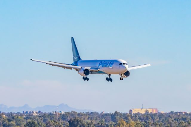 BOEING 767-300 (N353AZ) - Air Transport International 767-300 landing at PHX on 11/15/22. Taken with a Canon 850D and Tamron 70-200 G2 lens.