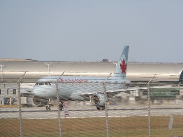 Airbus A320 (C-FDSH)