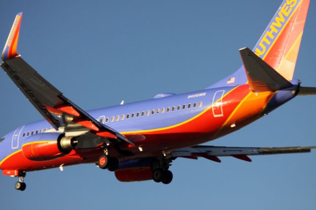 Boeing 737-700 (N456WN) - Under flight path for shot, Landing 30L, 03/04/2012