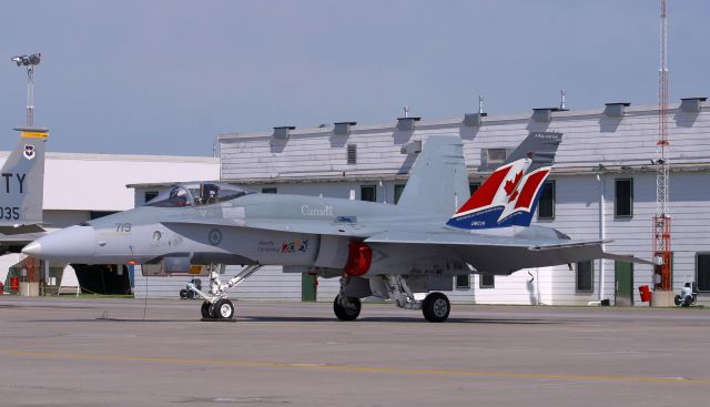 McDonnell Douglas FA-18 Hornet (18-8719)