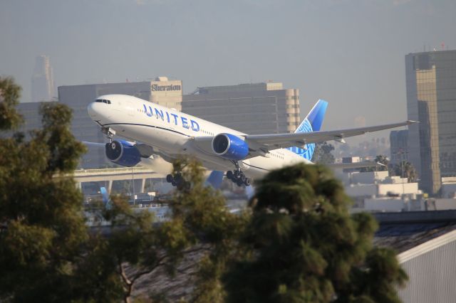 Boeing 777-200 (N783UA)