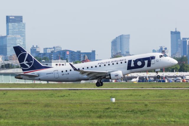 Embraer 175 (SP-LIR) - WAW SPOTTING