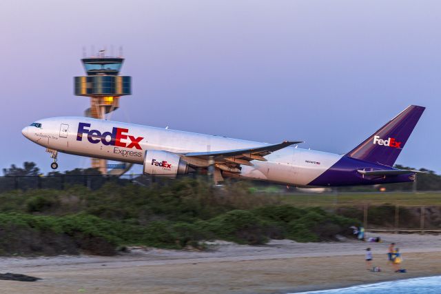 BOEING 777-200LR (N854FD) - FedEx (N854FD) Boeing 777-FS2 departing Sydney Airport.