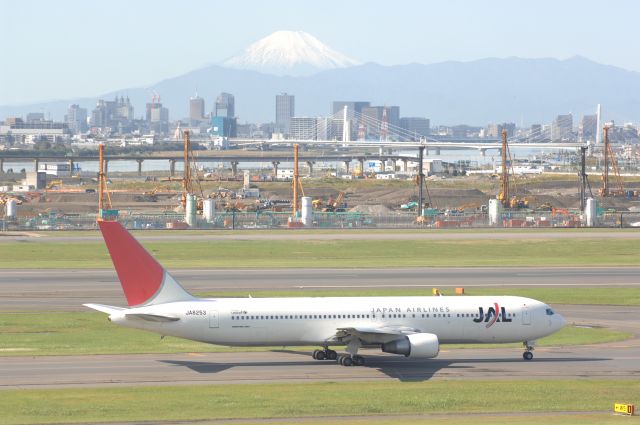 BOEING 767-300 (BON8253) - Taxi at Haneda Intl Airport on 2007/10/28