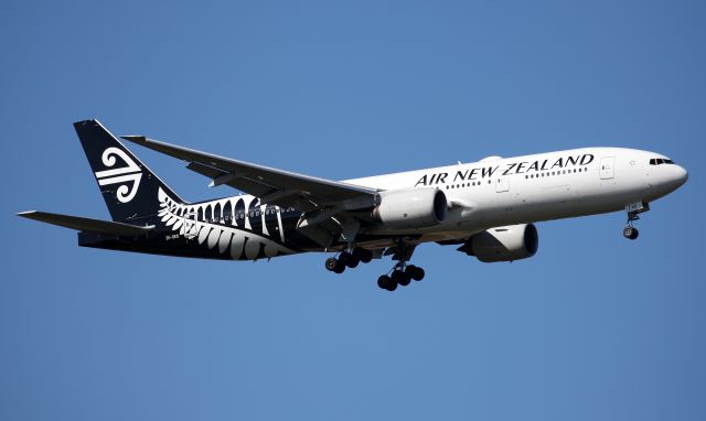 Boeing 777-200 (ZK-OKD) - Short Final to Rwy 25