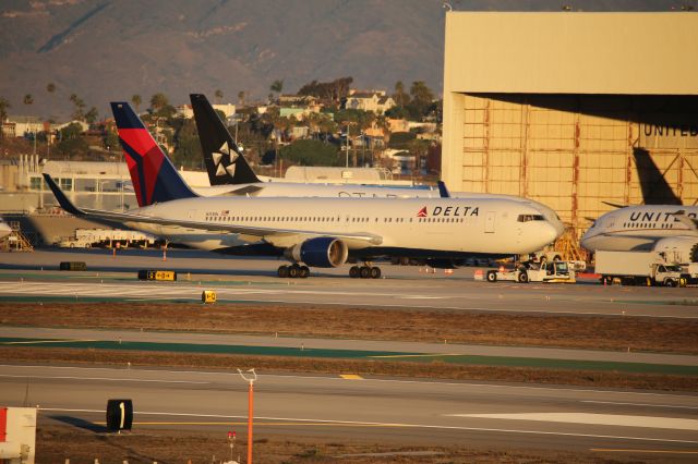 BOEING 767-300 (N191DN)