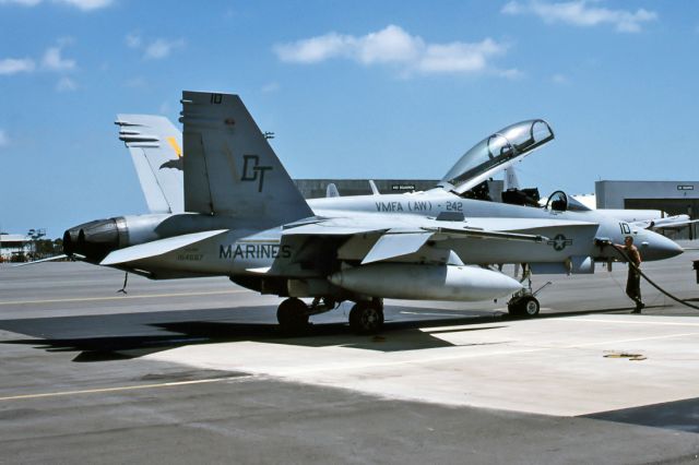 16-4690 — - USA - MARINES - McDONNELL DOUGLAS F/A-18D HORNET - REG 164690 / CE-12 (CN 1123/D100) - EDINBURGH RAAF BASE ADELAIDE SA. AUSTRALIA - YPED 11/11/1995