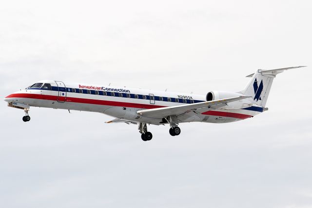 Embraer ERJ-135 (N295SK)