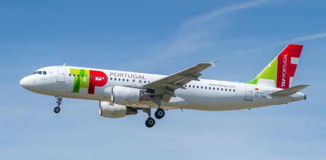 Airbus A320 (CS-TNQ)