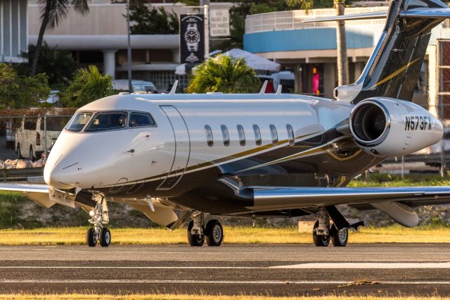 Canadair Challenger 350 (N573FX)