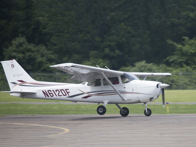 Cessna Skyhawk (N612DF) - Training fleet at Arrow Aviation (203) 744-5010  | cross wind landing training |17 June 2015.