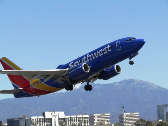 Boeing 737-700 (N7725A) - Taking off RWY 20R