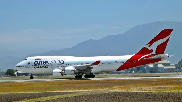 Boeing 747-400 (VH-OEF) - FOTO SPOTTER JULIO VILLARROEL MAUNAbr /AEROPUERTO INTERNACIONAL ARTURO MERINO BENITEZ, SANTIAGO DE CHILE