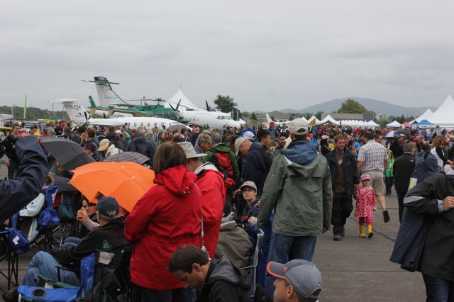 — — - Spectacle aérien aéroport des cantons Bromont QC. CZBM 16-08-2014