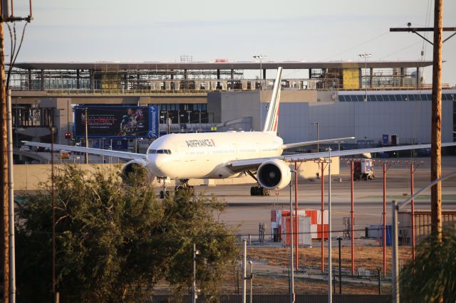 BOEING 777-300ER (F-GSQM)