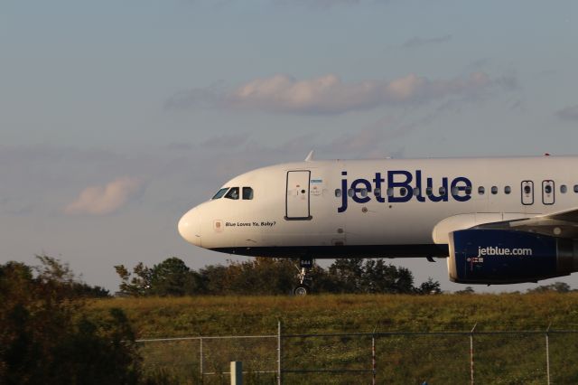 Airbus A320 (N644JB) - 10/08/22 Blue loves you baby?? taxis in on Juliet