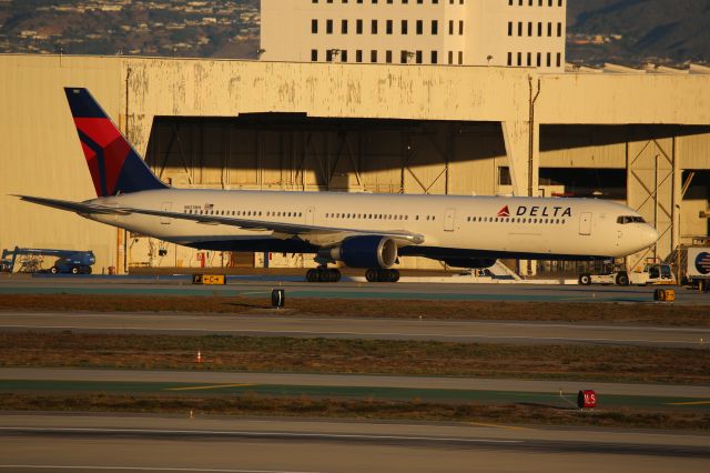 BOEING 767-400 (N827MH)