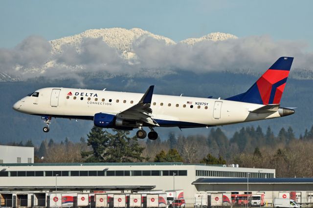 Embraer 175 (N875SY)