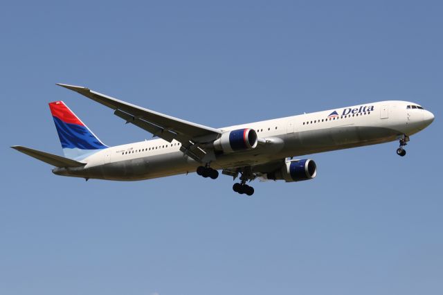 BOEING 767-400 (N839HN)