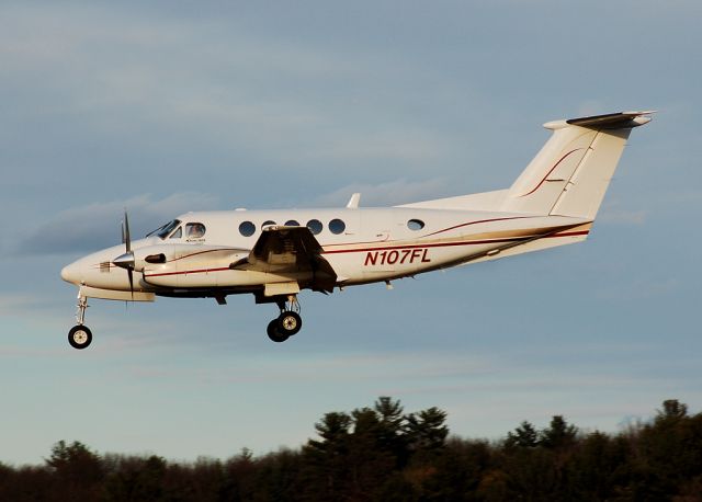 Beechcraft Super King Air 200 (N107FL) - Arriving from CVG.